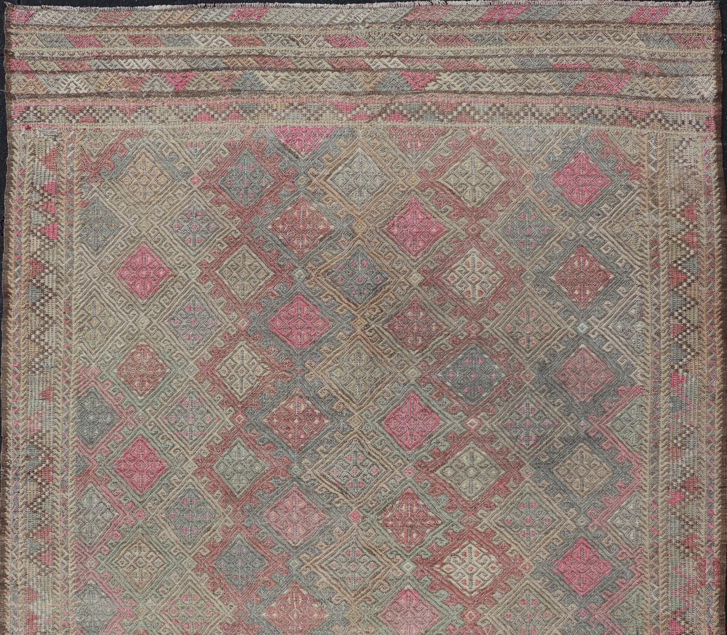 Tissé à la main Tapis Kilim turc vintage -Colors of Tan and Pinks 5'8 x 7'3 en vente
