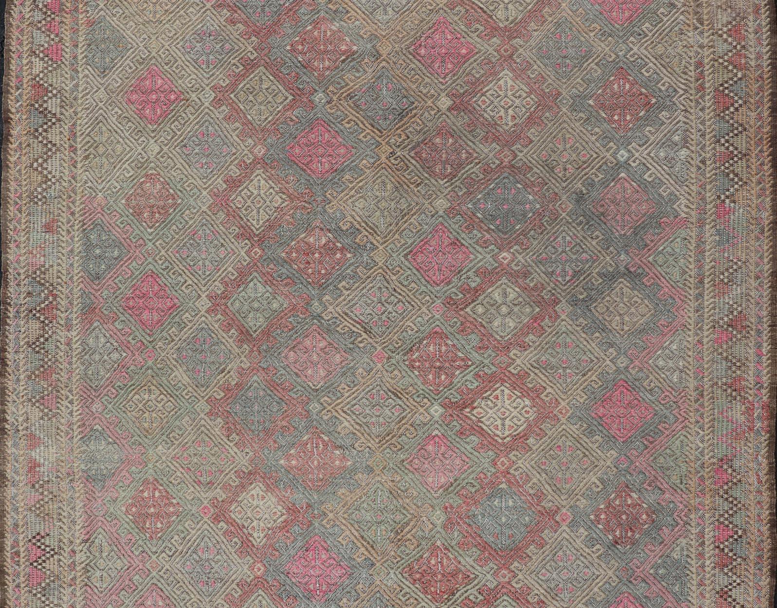 Tapis Kilim turc vintage -Colors of Tan and Pinks 5'8 x 7'3 Bon état - En vente à Atlanta, GA