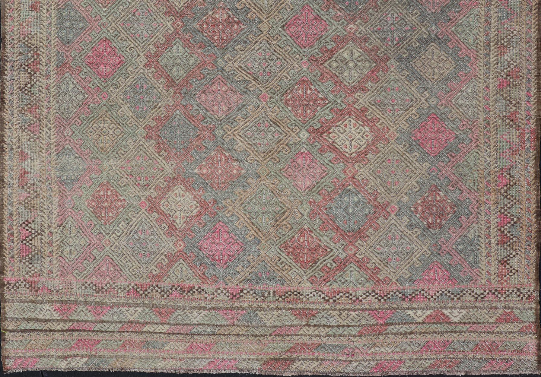 20ième siècle Tapis Kilim turc vintage -Colors of Tan and Pinks 5'8 x 7'3 en vente