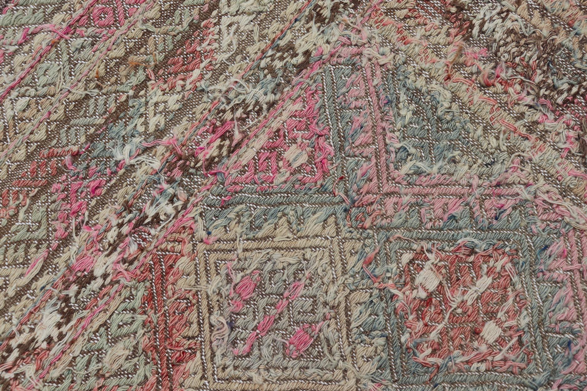 Laine Tapis Kilim turc vintage -Colors of Tan and Pinks 5'8 x 7'3 en vente