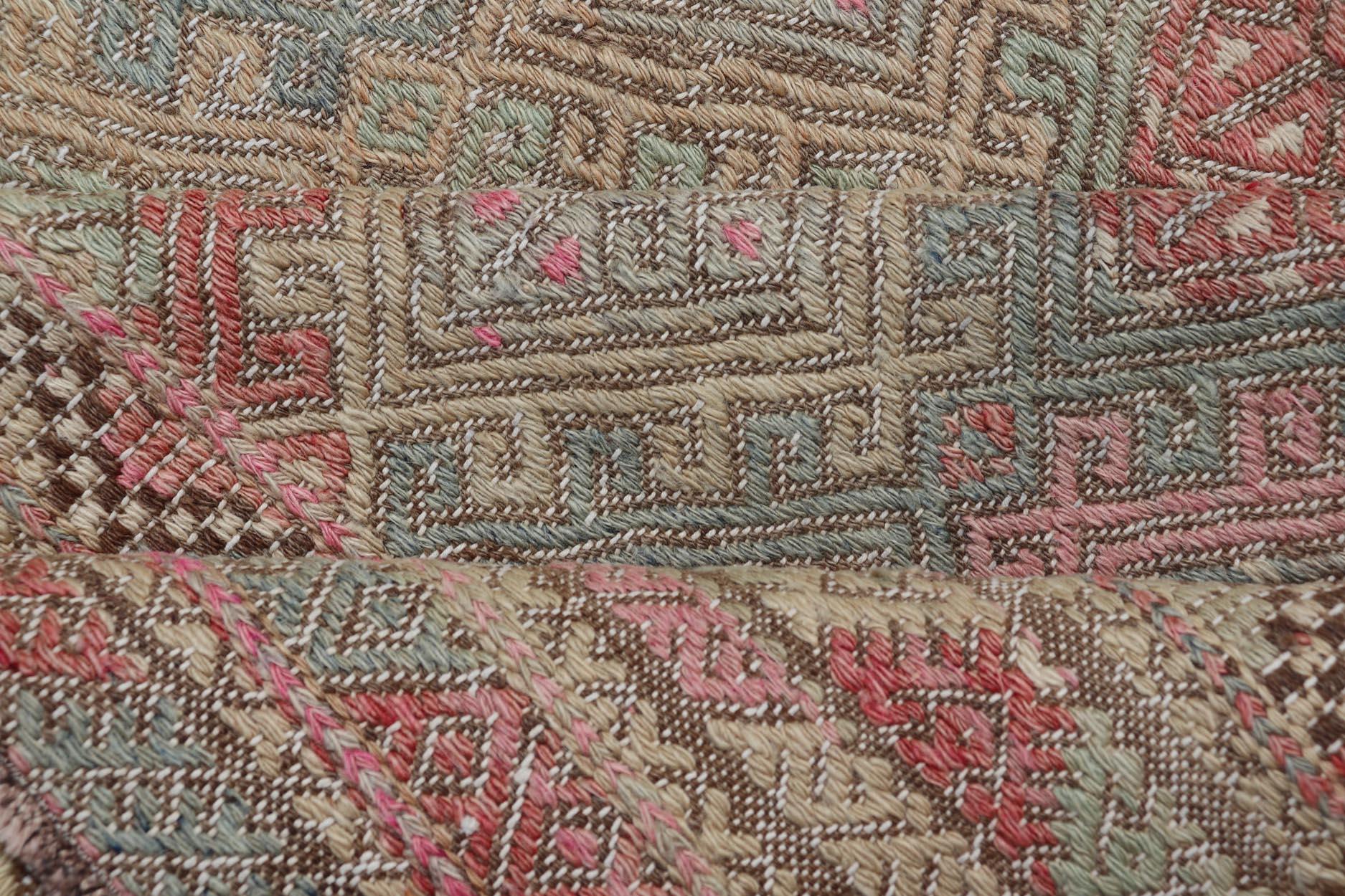 Tapis Kilim turc vintage -Colors of Tan and Pinks 5'8 x 7'3 en vente 1
