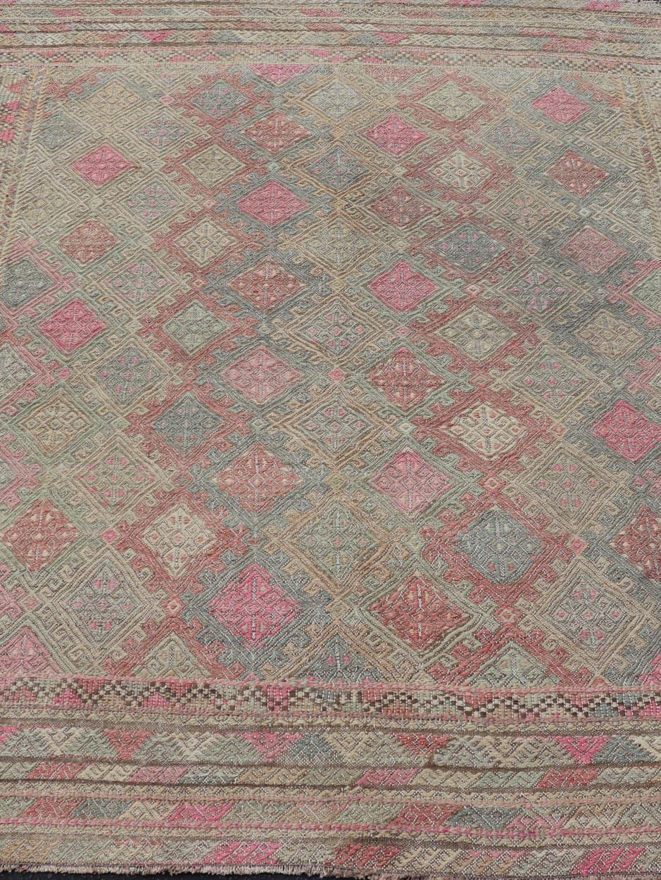 Tapis Kilim turc vintage -Colors of Tan and Pinks 5'8 x 7'3 en vente 2