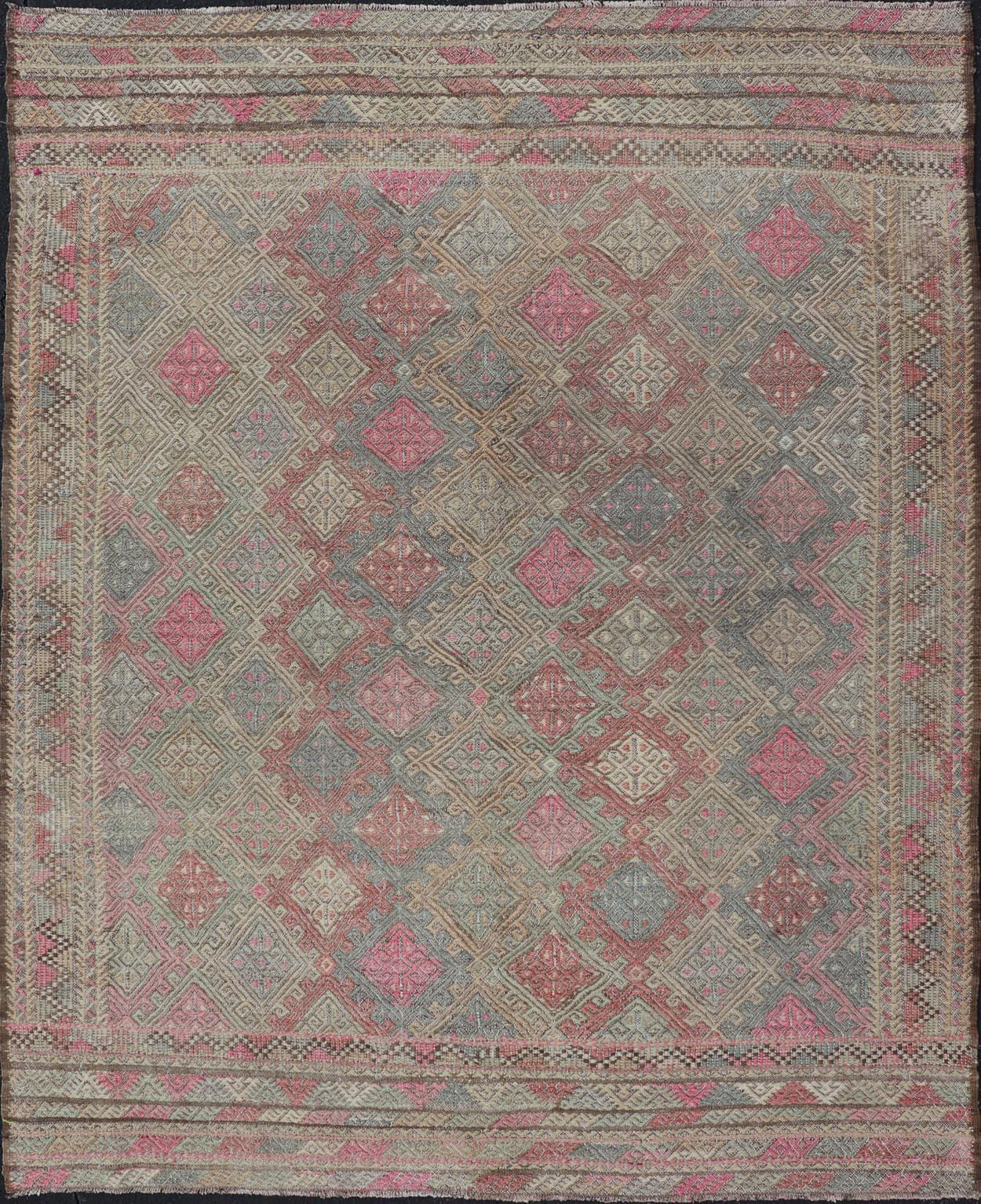 Tapis Kilim turc vintage -Colors of Tan and Pinks 5'8 x 7'3 en vente