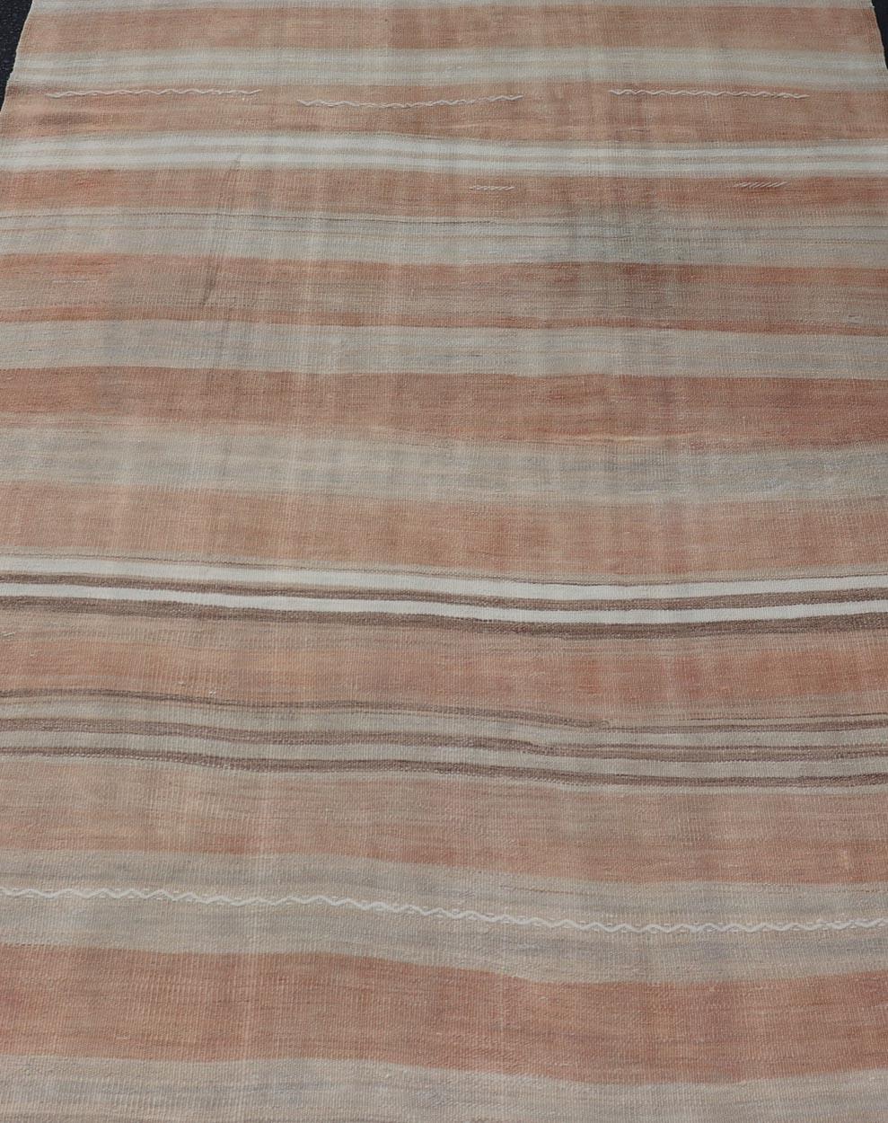 Medidas: 4'7 x 6'5
Alfombra Kilim Vintage Turca en Cálidos Tonos Tierra de Marrón y Gris 4'7 x 6'5 
Keivan Woven Arts / Alfombra / EN-15880 País de origen / tipo: Turquía / Kilim 

La alfombra turca Vintage Kilim muestra la belleza atemporal de la