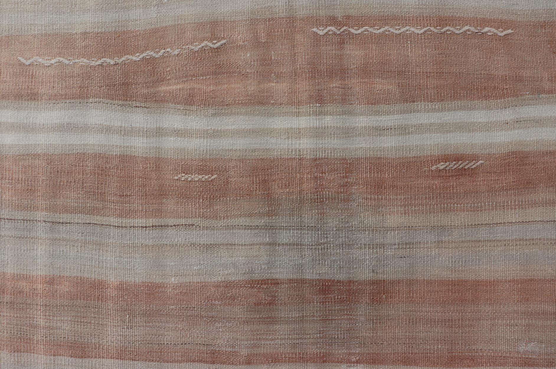 Alfombra Kilim Vintage Turca en Cálidos Tonos Tierra de Marrón y Gris 4'7 x 6'5 en Bueno estado para la venta en Atlanta, GA