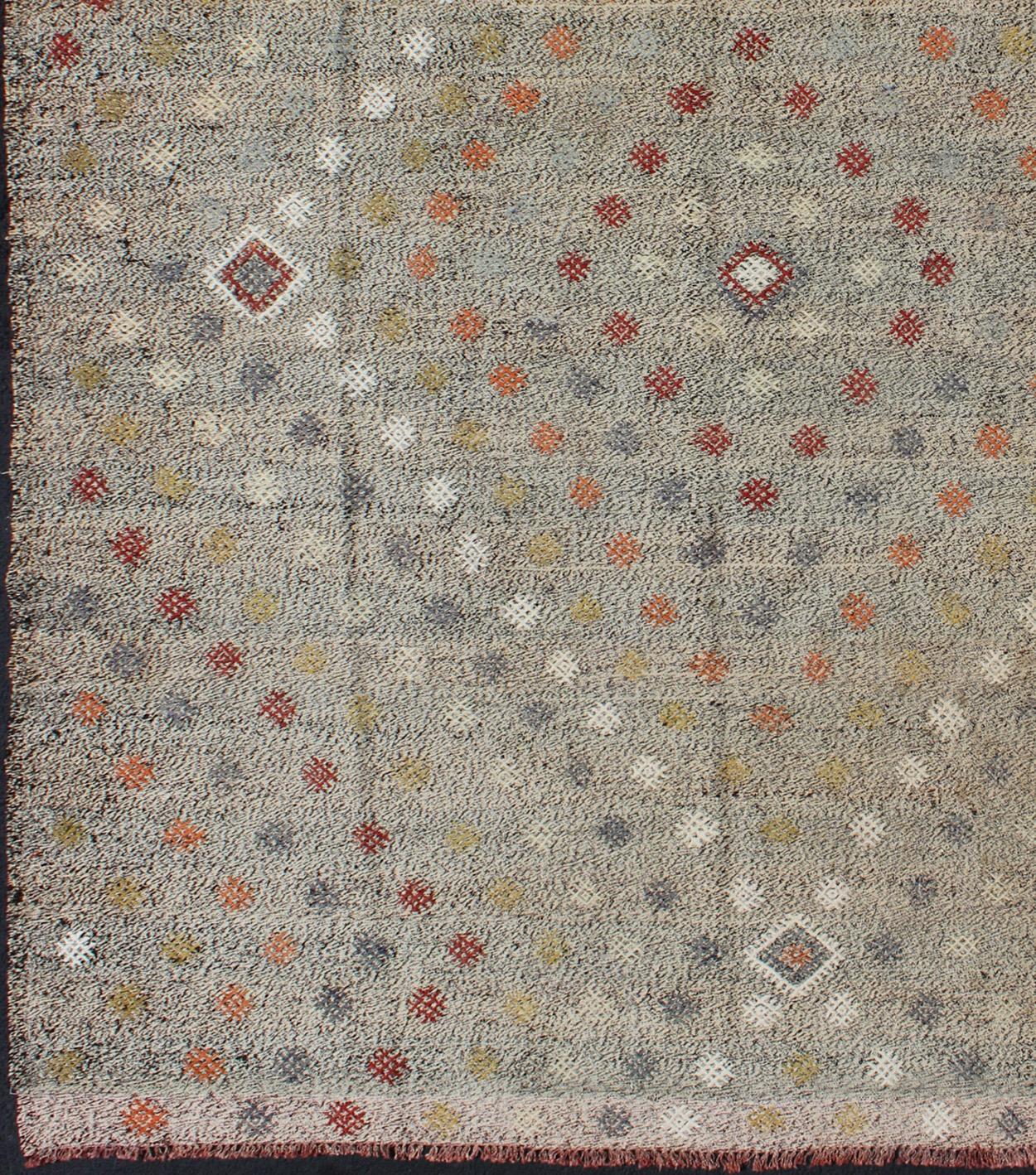 Vintage Turkish Kilim Rug with Tribal multi tiered Diamond Pattern. Turkish Kilim vintage rug with all-over tribal diamond pattern, Keivan Woven Arts/ rug/ TU-EMD-136527, country of origin / type: Turkey / Kilim, circa mid-20th century

Measures: