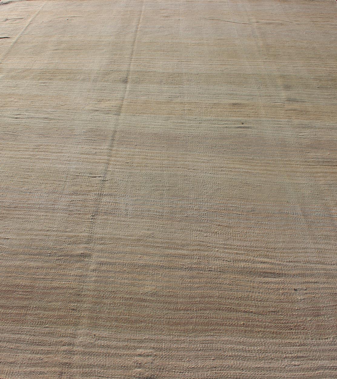Türkischer Vintage-Kilim-Teppich in Tan:: Taupe und Erdtönen im Angebot 1