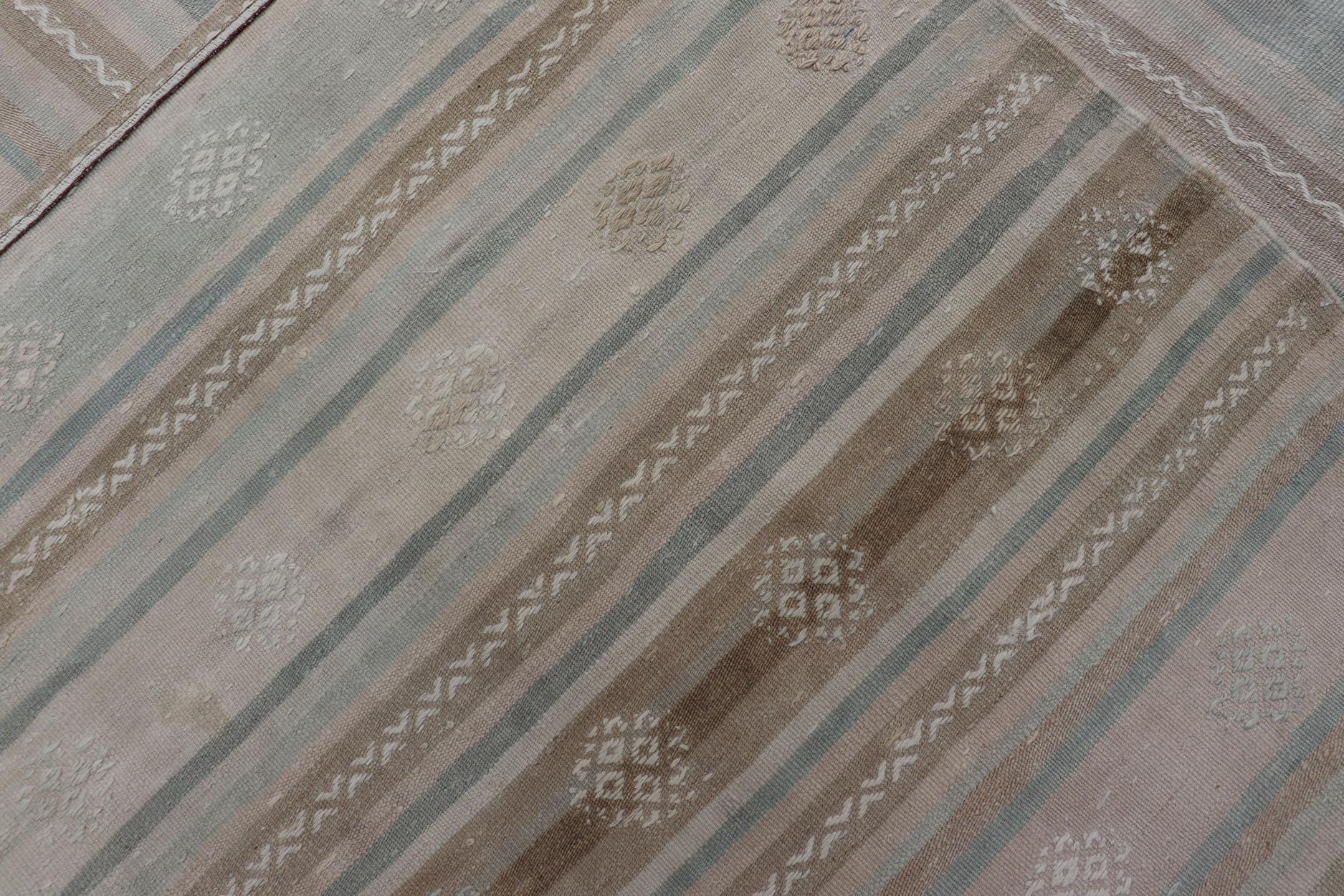 Alfombra Kilim Vintage Turca con tonos tostados, topo, marrón, azul grisáceo y tierra en venta 5