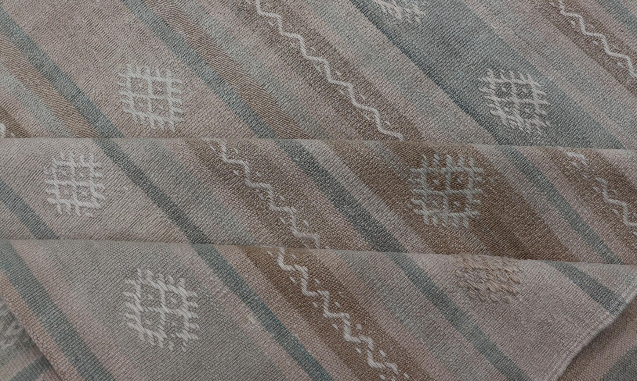Alfombra Kilim Vintage Turca con tonos tostados, topo, marrón, azul grisáceo y tierra en venta 6