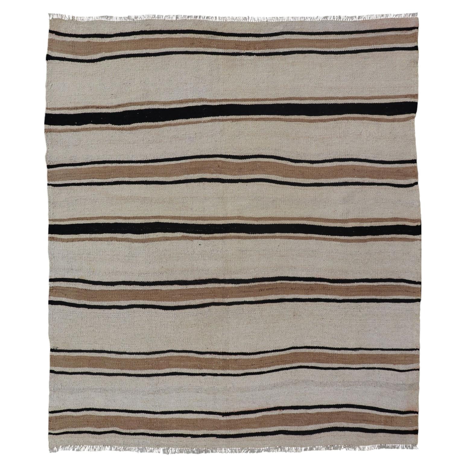 Tappeto kilim vintage turco con fondo avorio e strisce marroni calde