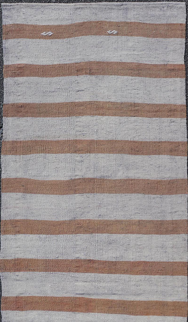 Türkischer Vintage Kilim Läufer in Grau und Brown Streifen 2'6 X 8'4 (Handgewebt) im Angebot