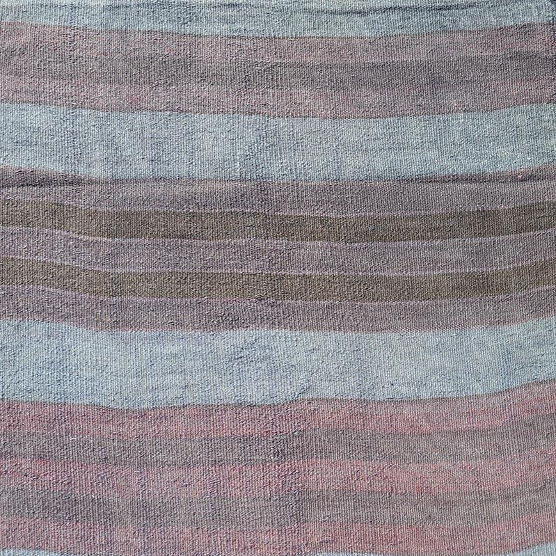 Misure: 2'8 x 12'3 
Runner Kilim vintage turco a strisce grigie e marroni Keivan Woven Arts / Tappeto / EN-179897 Paese d'origine / tipo: Turchia / Kilim 
Il runner Kilim Vintage turco è caratterizzato da una serena tavolozza di strisce pastello