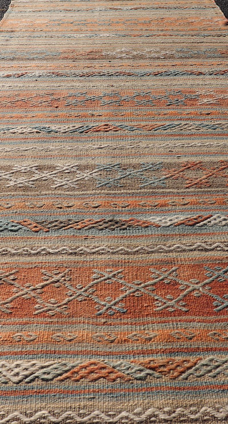 Medidas: 2'10 x 9'8 

Alfombra turca Vintage Kilim con rayas horizontales y motivos tribales en tonos vivos.  Corredor Kilim Vintage Turco. 
Kilim Turco Vintage tejido a mano en colores con motivos tejidos a mano con rayas, Keivan Woven