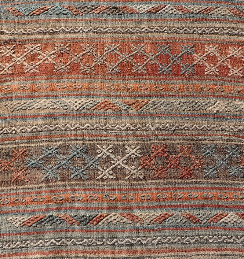 Alfombra Turca Vintage Kilim con Rayas Horizontales en Tonos Brillantes Tejido a mano