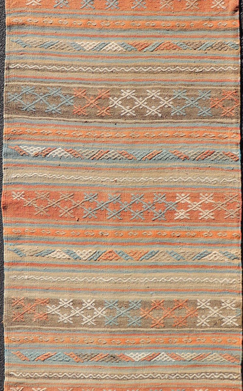 Alfombra Turca Vintage Kilim con Rayas Horizontales en Tonos Brillantes siglo XX