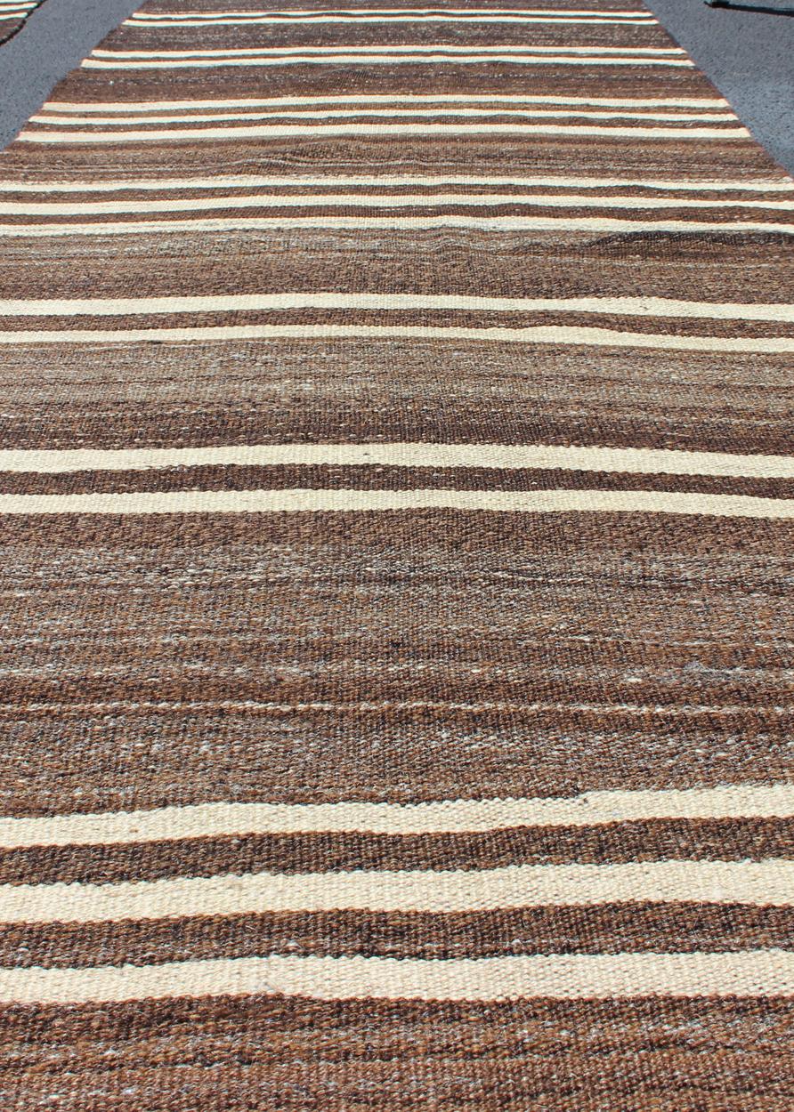 Runner Kilim turco vintage con strisce marroni e avorio dal design moderno in vendita 2