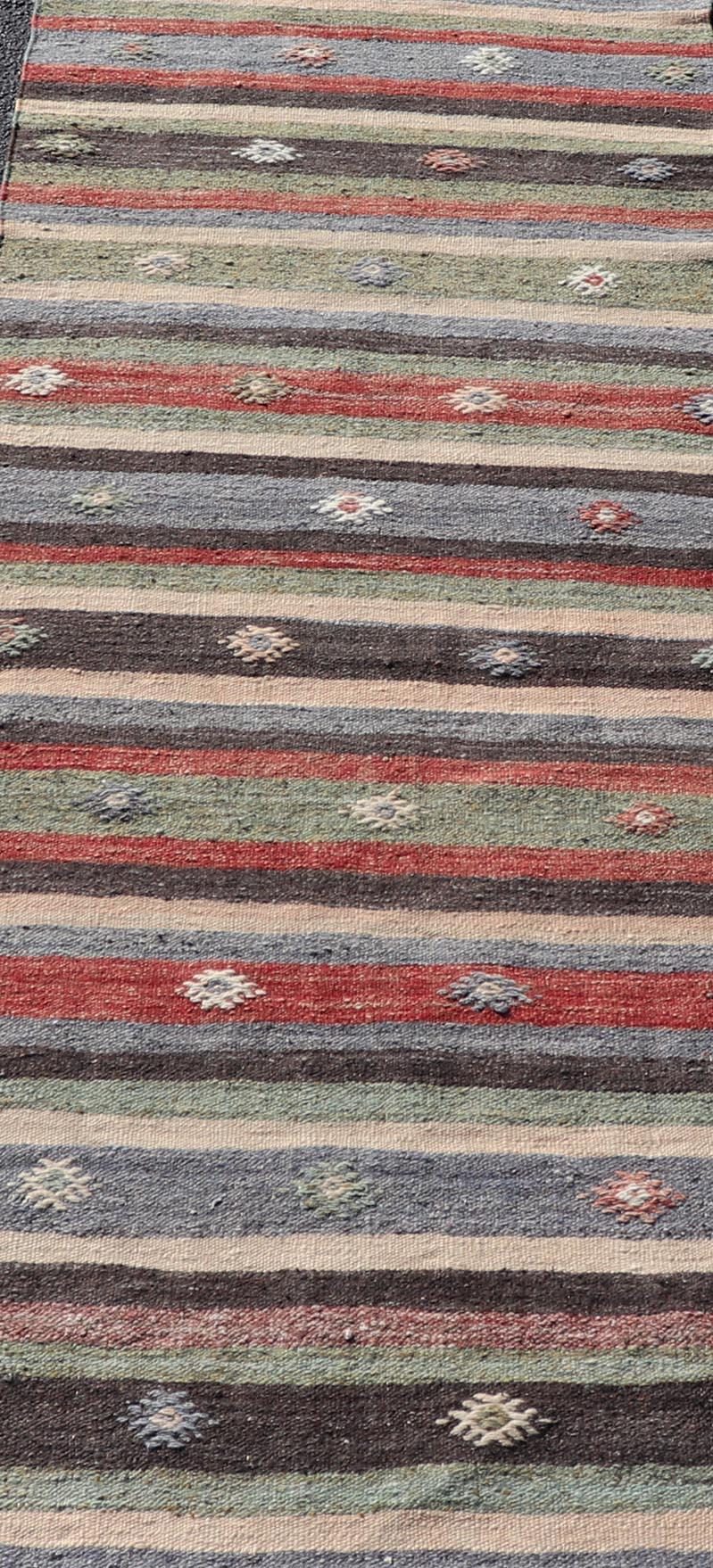 Maße: 2'8 x 10'7 
Türkischer gestreifter Vintage-Kilim-Läufer mit Tribal-Motiven in Kupfer und Grün. Keivan Woven Arts / Teppich TU-NED-5023, Herkunftsland / Art: Türkei / Kelim, um 1950
Dieser flachgewebte Kelim-Läufer im Vintage-Stil zeichnet sich