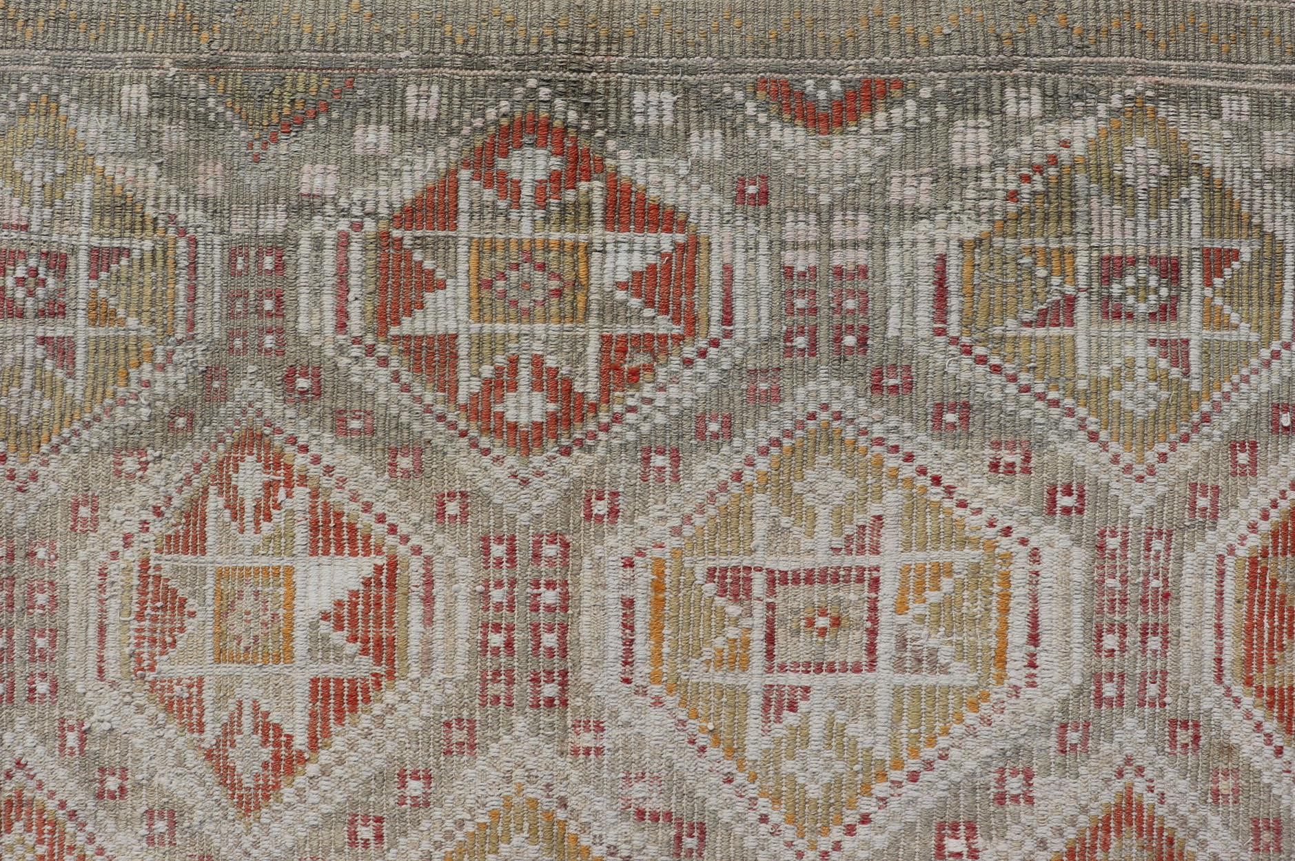 Kilim turco d'epoca con design a diamante con arancione e giallo. in vendita 5