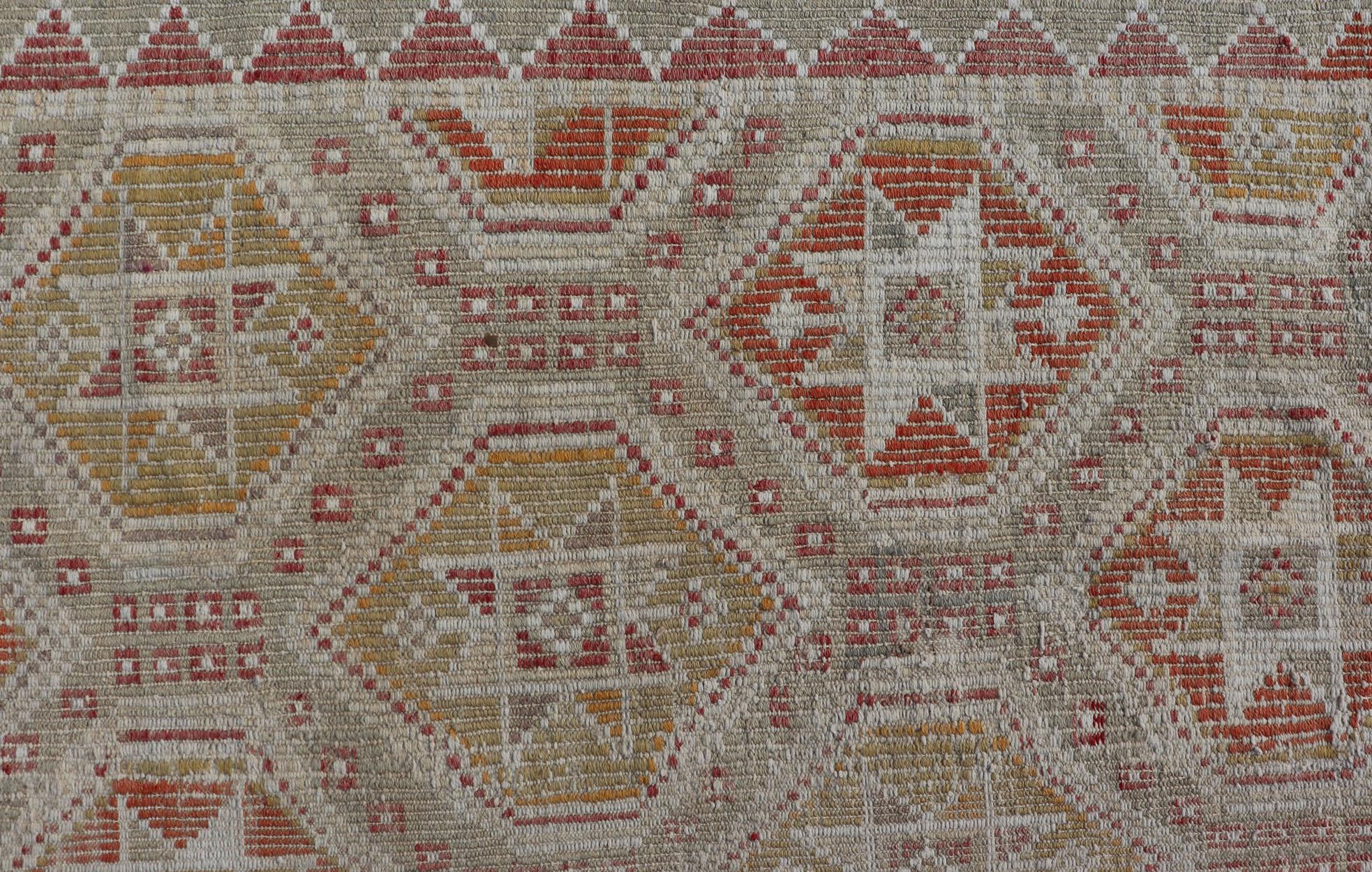 Misure: 6'1 x 8'5 
Kilim turco d'epoca con disegno geometrico a diamante in rosso e arancione. Keivan Woven Arts / Tappeto TU-NED-5041, Paese d'origine / tipo: Turchia / Kilim, circa metà del XX secolo.
Questo ricamo geometrico a trama piatta