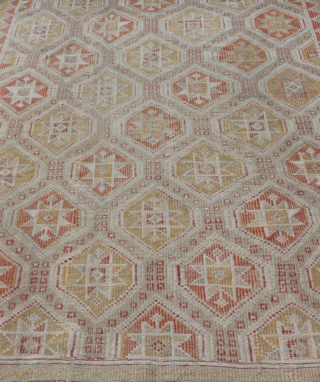 Kilim turco d'epoca con design a diamante con arancione e giallo. in vendita 2