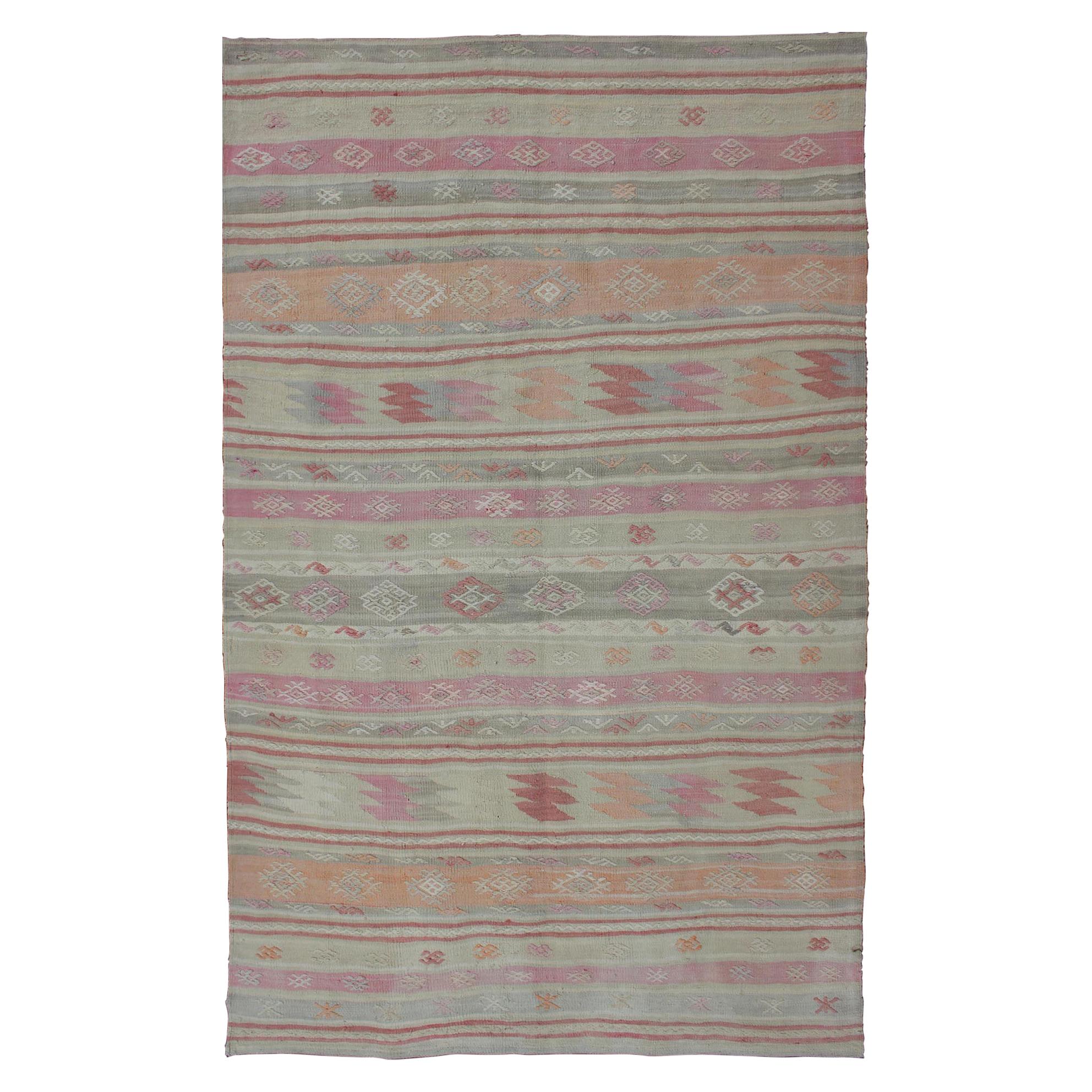 Kilim turc vintage avec motif de rayures assorties dans une variété de couleurs douces