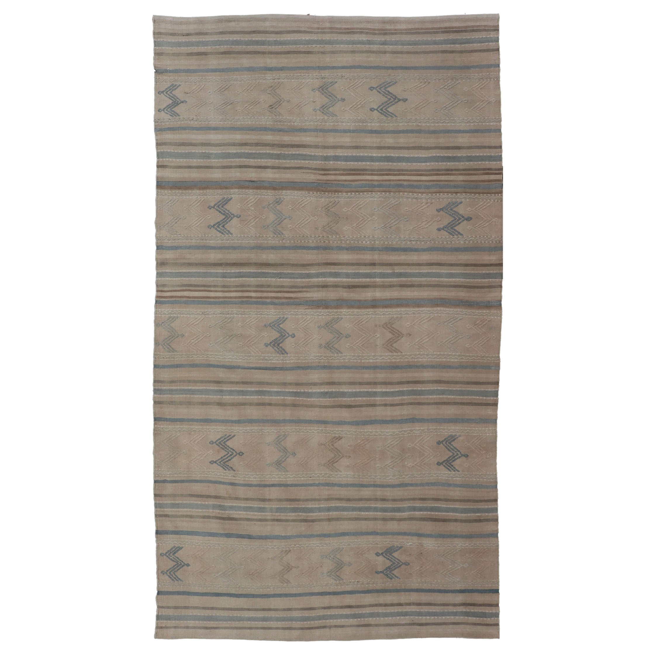 Türkischer Vintage-Kelim mit bestickten Motiven in Hellbraun, Blau, L.  Braun