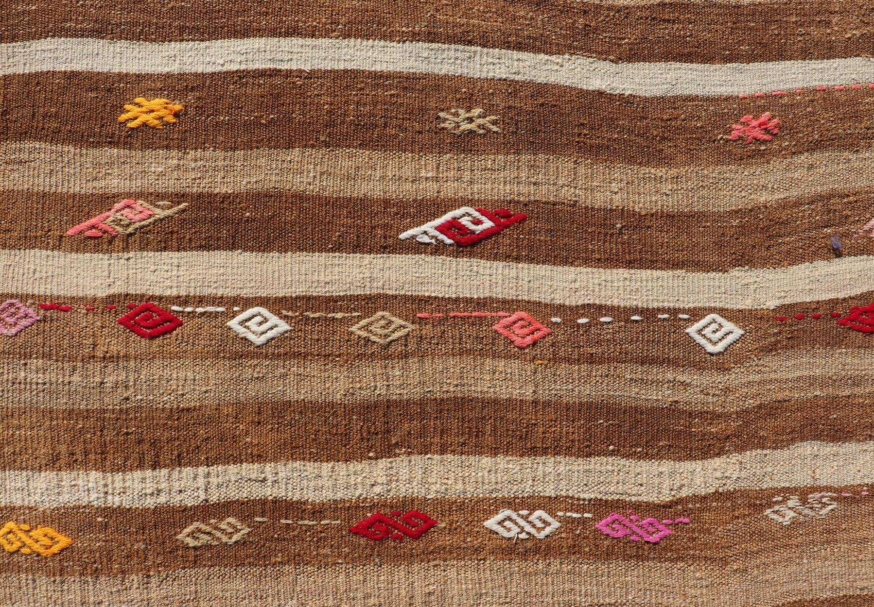 Maße: 7'0 x 9'7
Türkischer Vintage-Kilim mit gesticktem Teppich in Tan, Taupe und Creme. Keivan Woven Arts / Teppich KBE-14346, Herkunftsland / Art: Türkei / Kelim, um 1950

Dieser türkische Kelimteppich im Vintage-Stil weist ein modernes