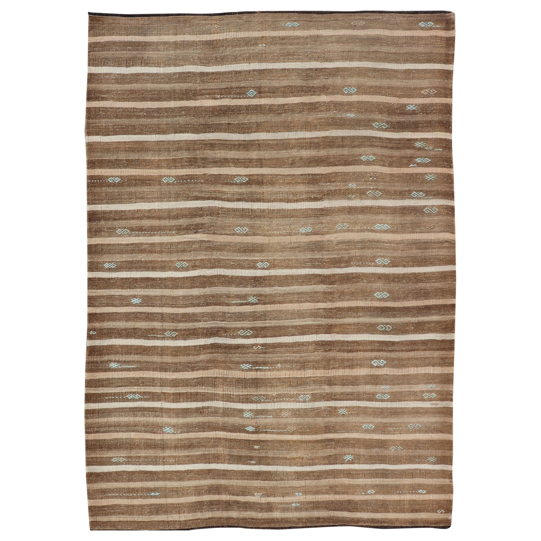 Türkischer Vintage-Kelim mit besticktem Teppich mit Tan, Taupe, Braun und Lt. Blau