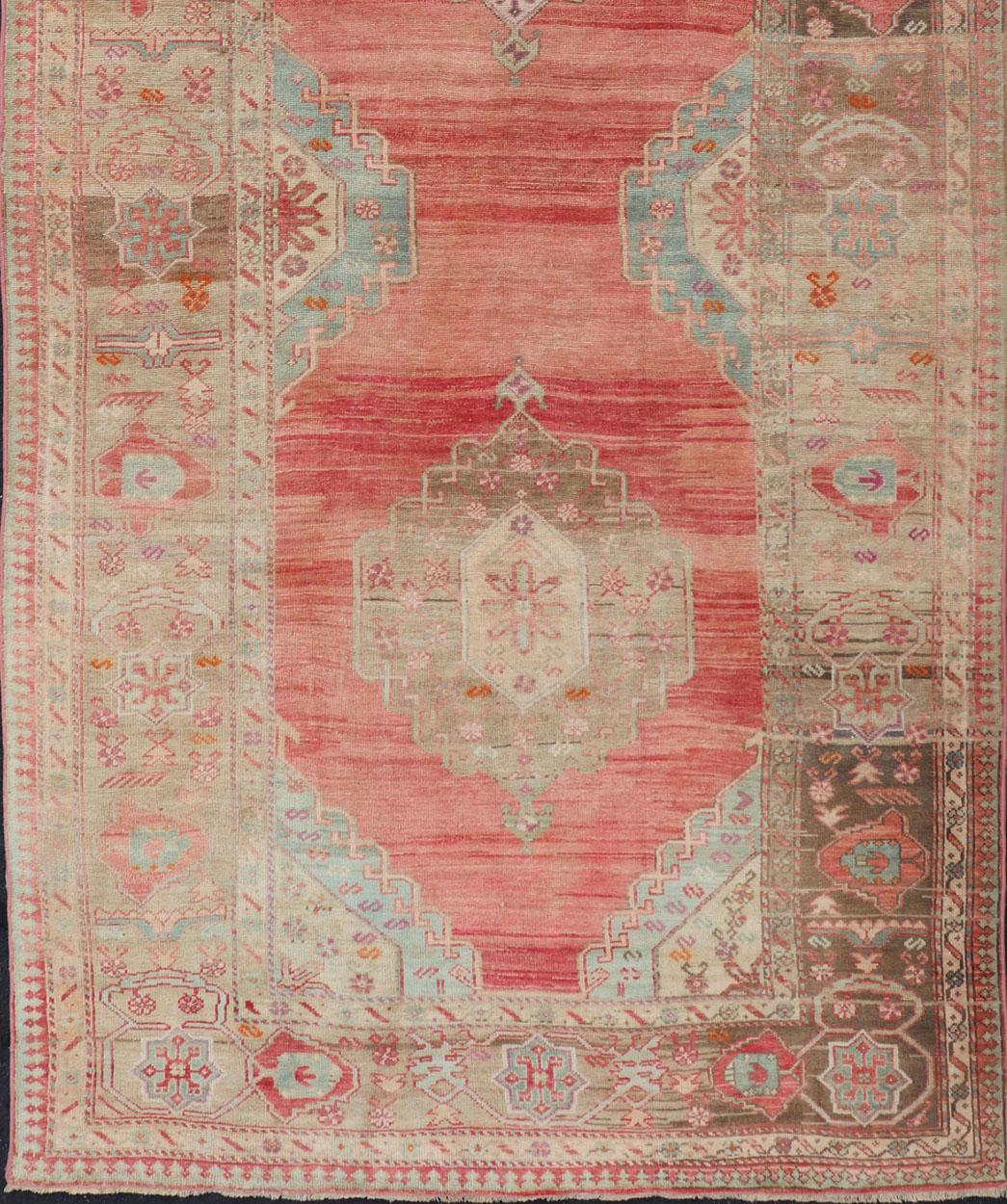 Gallery turque Oushak avec médaillons tribaux en corail, Greene & Greene en vente 3