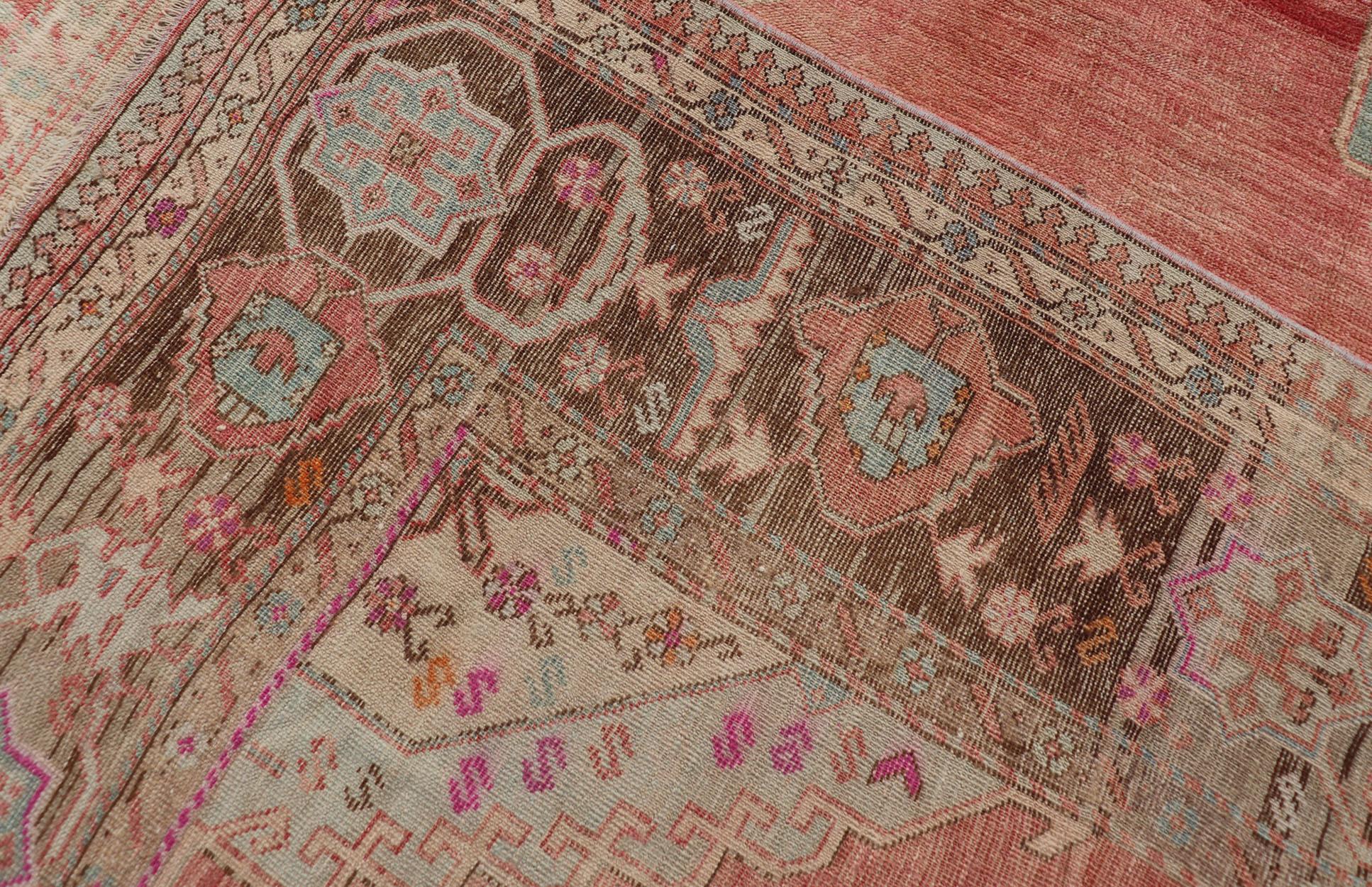 Gallery turque Oushak avec médaillons tribaux en corail, Greene & Greene en vente 4