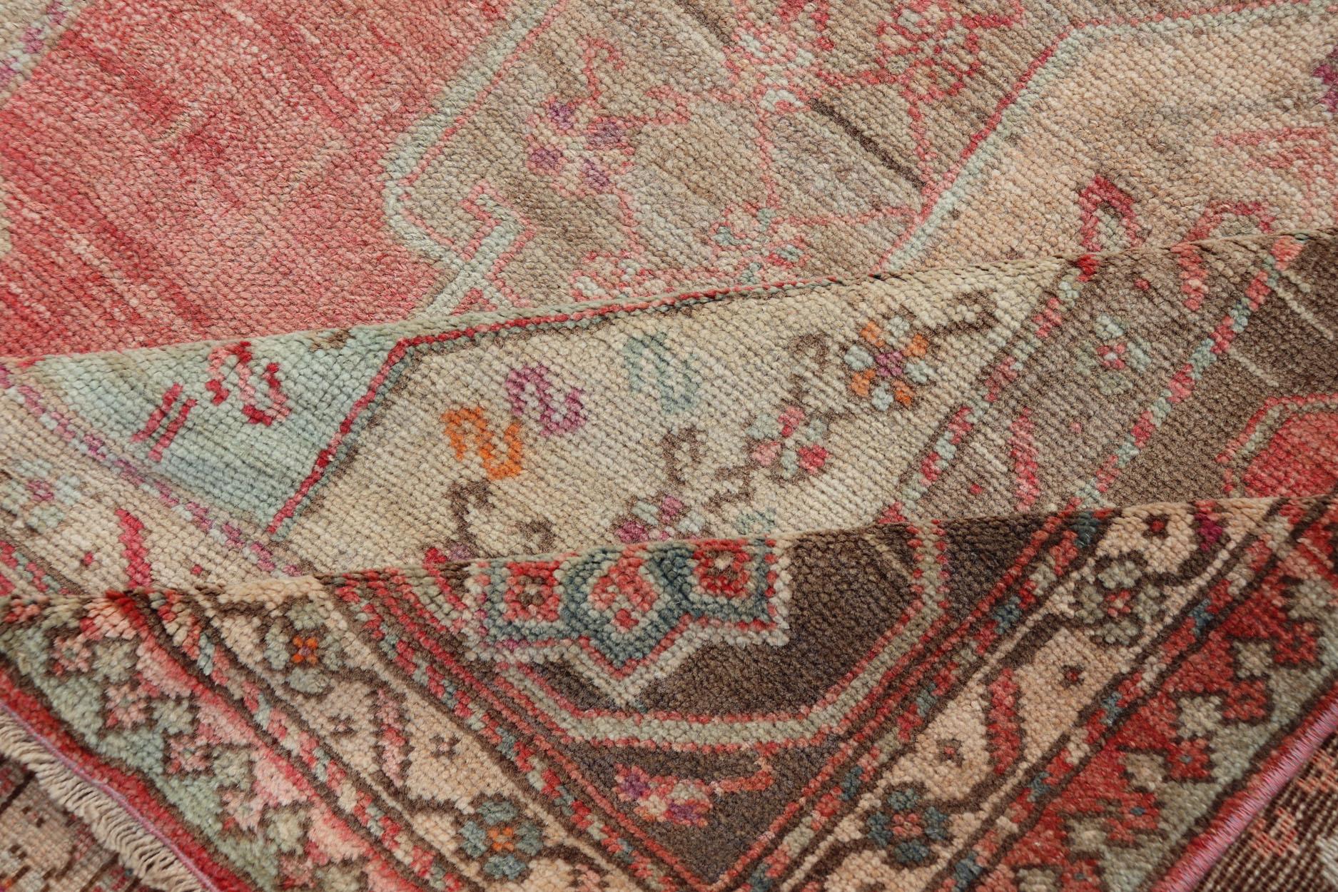 Gallery turque Oushak avec médaillons tribaux en corail, Greene & Greene en vente 5