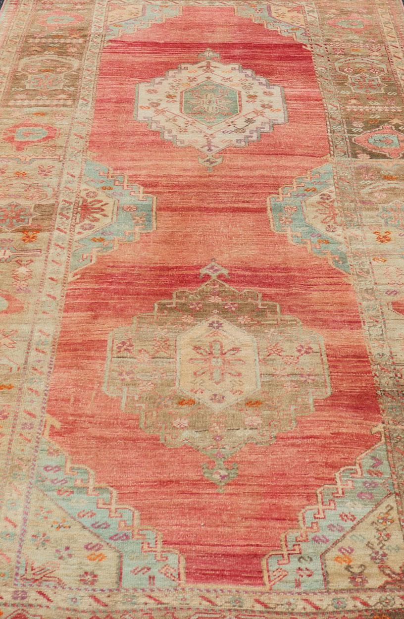 Gallery turque Oushak avec médaillons tribaux en corail, Greene & Greene en vente 6