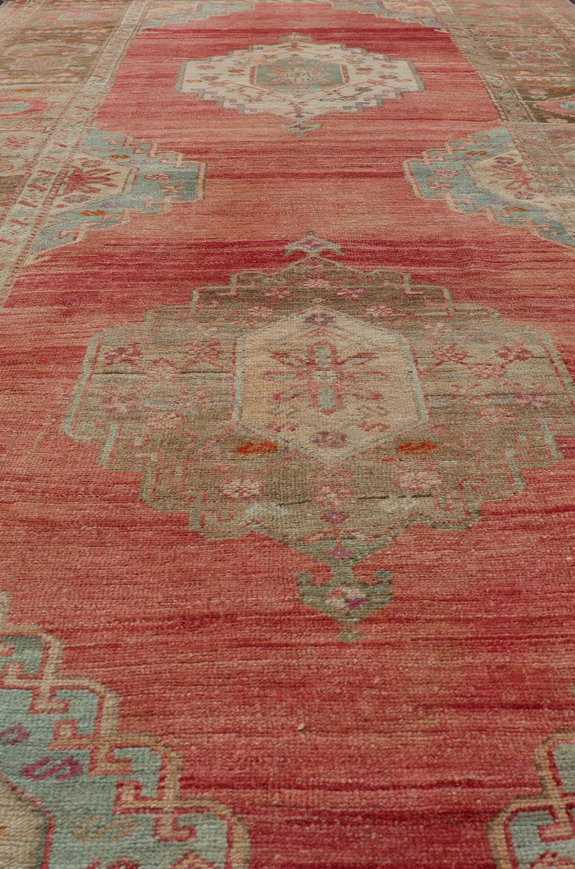 Gallery turque Oushak avec médaillons tribaux en corail, Greene & Greene en vente 7