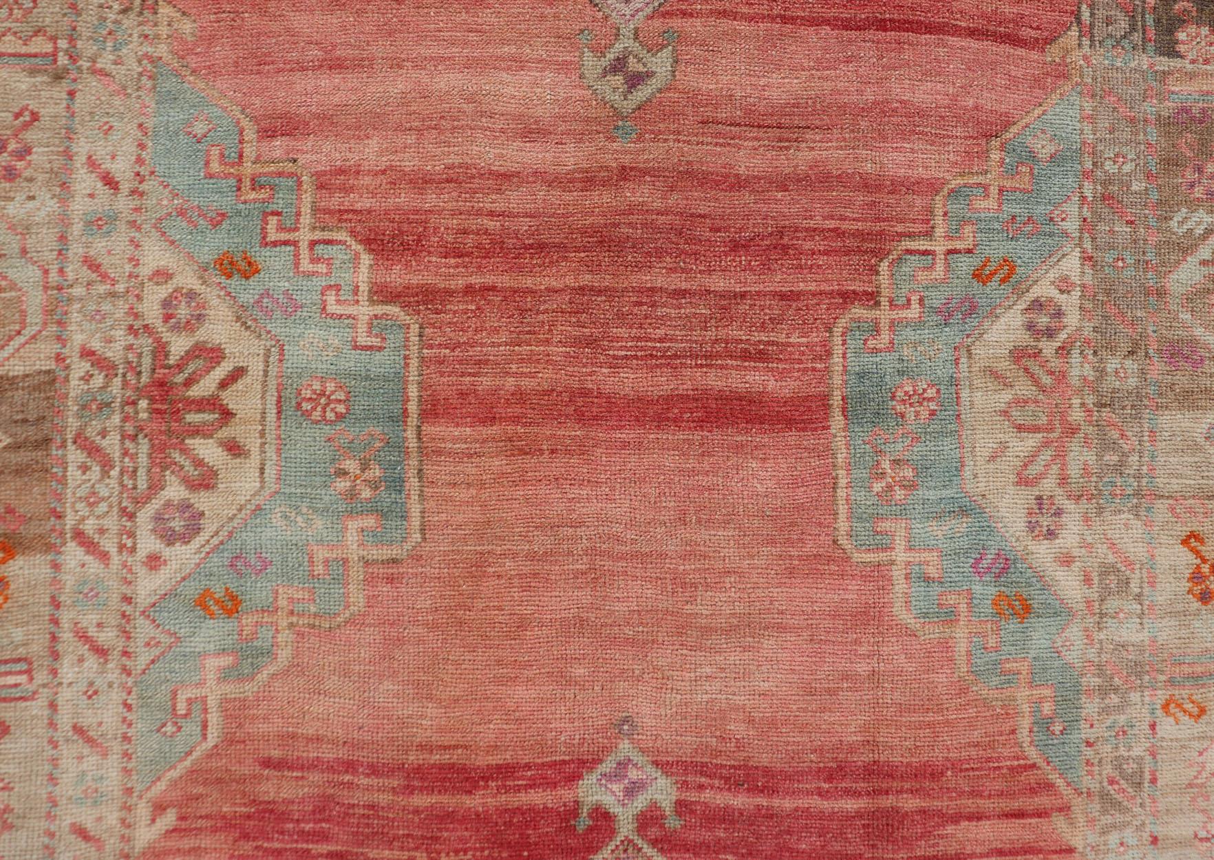 Gallery turque Oushak avec médaillons tribaux en corail, Greene & Greene en vente 8