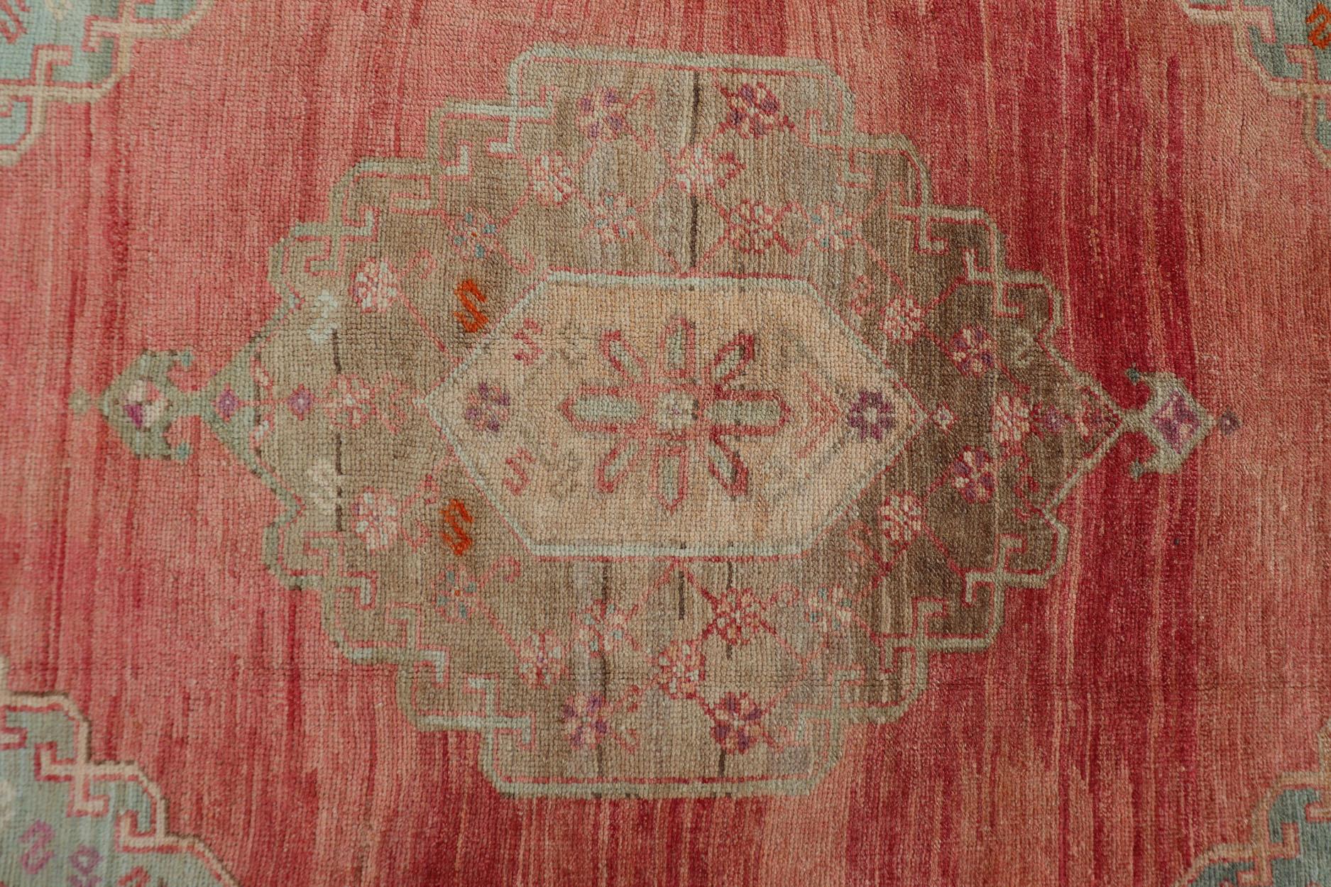 Gallery turque Oushak avec médaillons tribaux en corail, Greene & Greene en vente 9