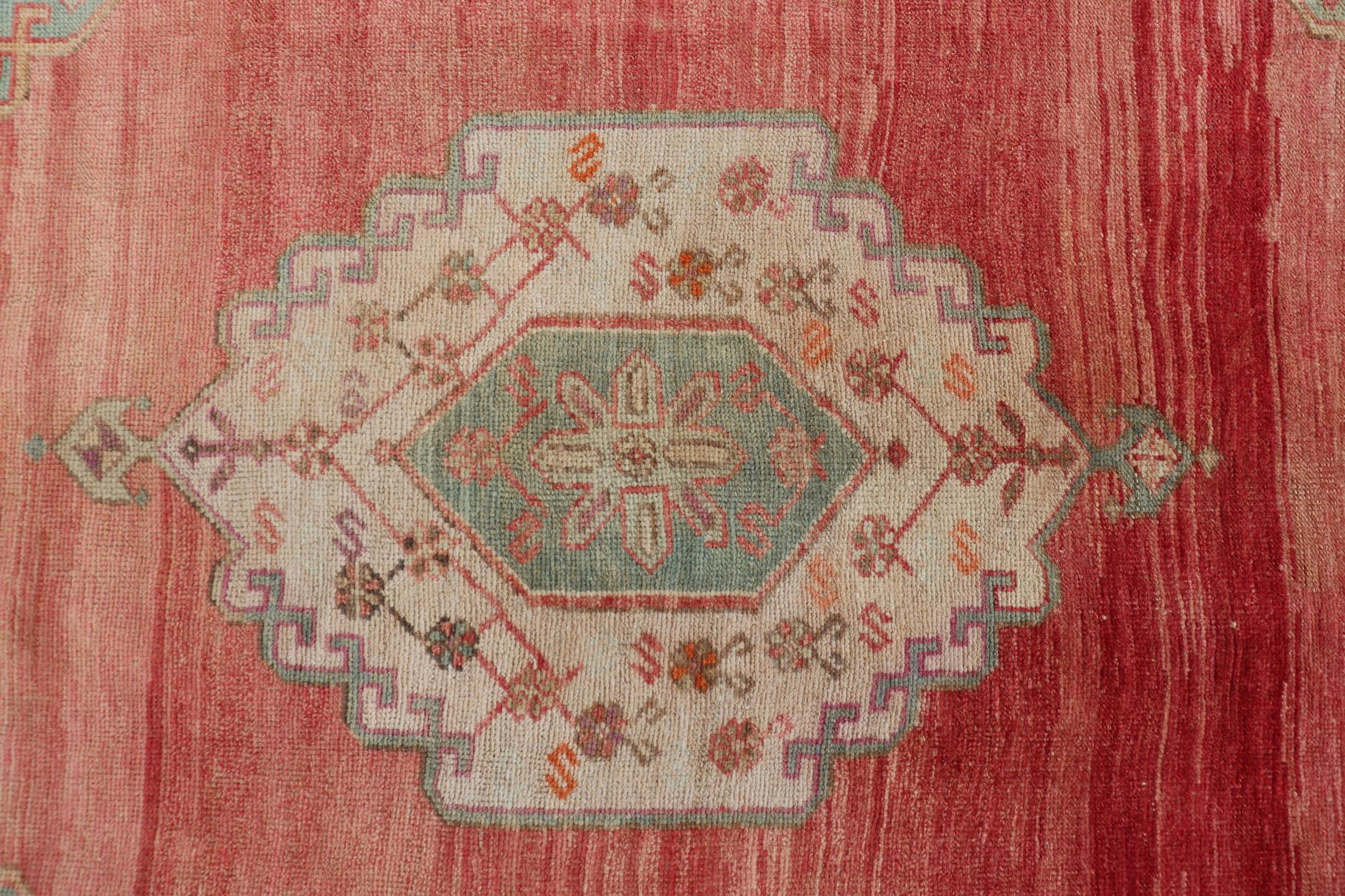 Mesures : 5'4 x 11'6 
Gallery turque Oushak avec médaillons tribaux en corail, Vert & Tan. Pays d'origine : Turquie ; Type : Oushak ; Design : Tribal, Médaillon tribal ; Keivan Woven Arts : tapis EN-15116. 

Ce Oushak turc vintage présente de grands