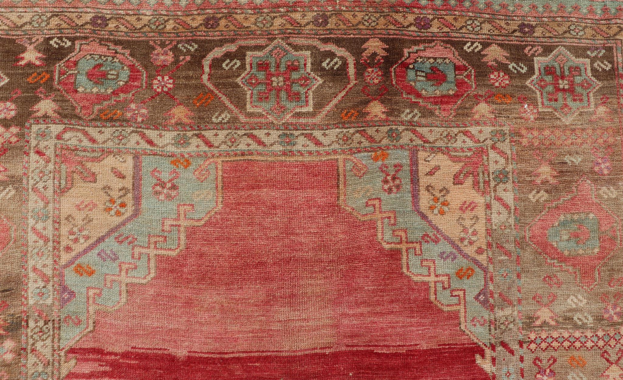 Turc Gallery turque Oushak avec médaillons tribaux en corail, Greene & Greene en vente