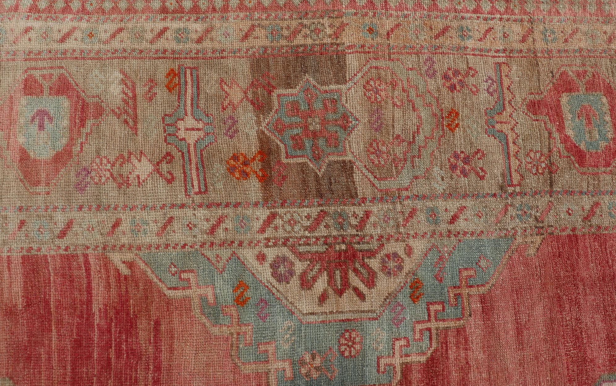 Noué à la main Gallery turque Oushak avec médaillons tribaux en corail, Greene & Greene en vente