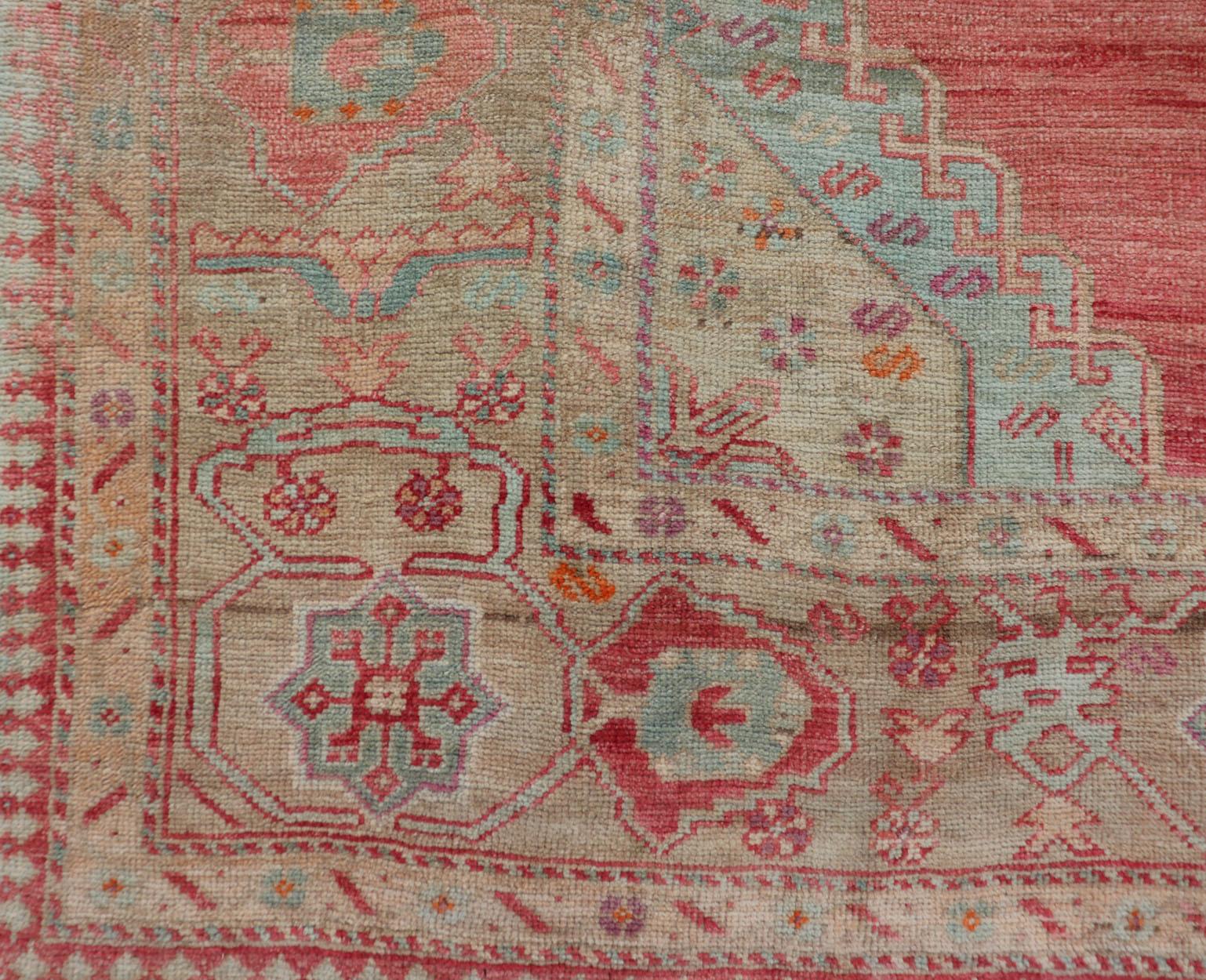 Gallery turque Oushak avec médaillons tribaux en corail, Greene & Greene Bon état - En vente à Atlanta, GA