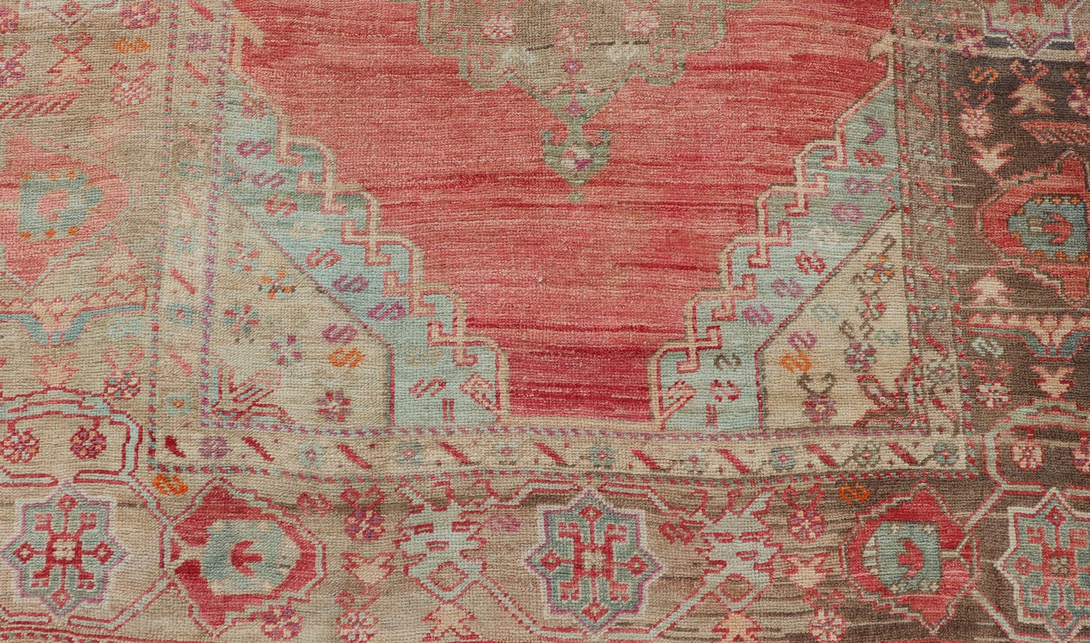 20ième siècle Gallery turque Oushak avec médaillons tribaux en corail, Greene & Greene en vente