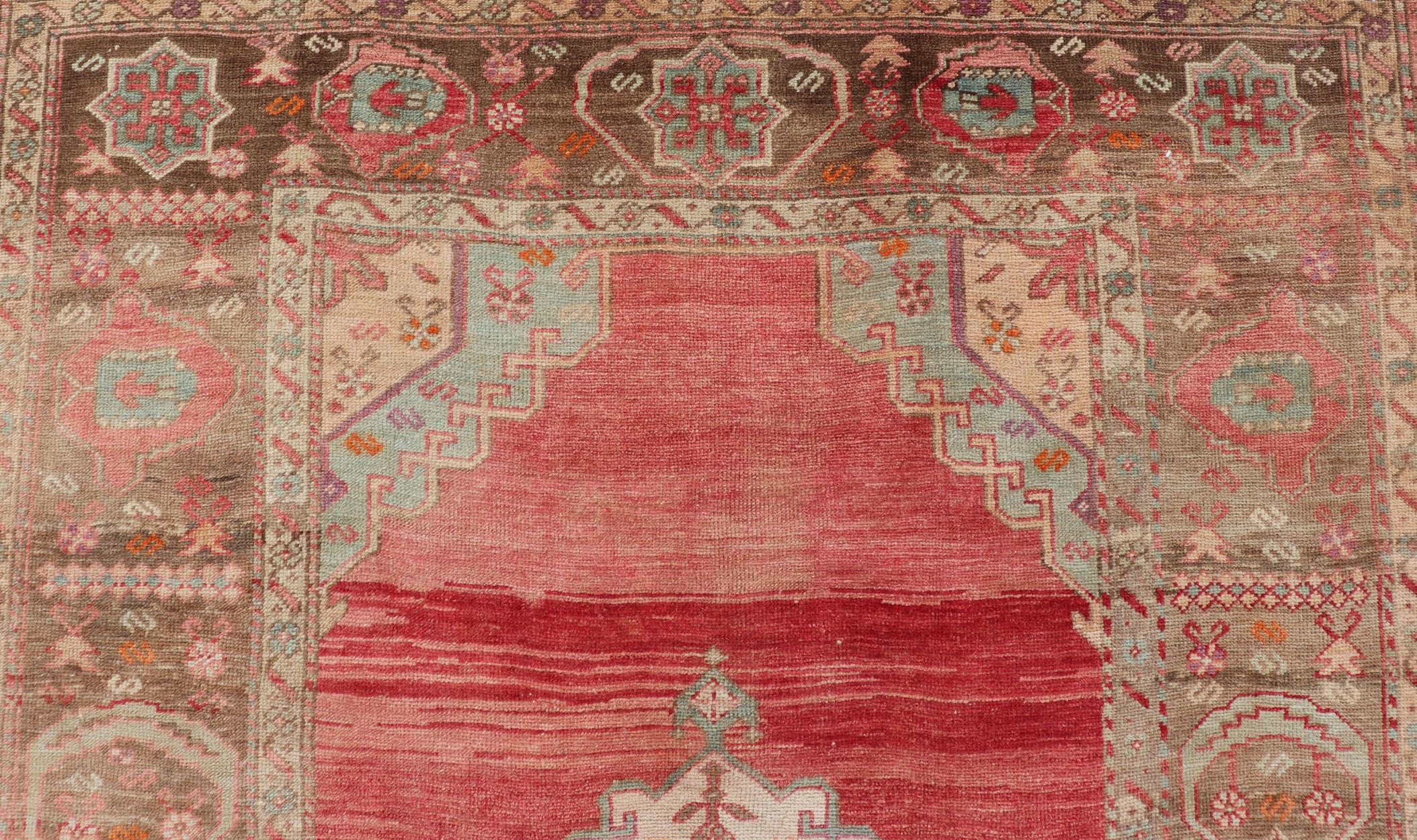 Laine Gallery turque Oushak avec médaillons tribaux en corail, Greene & Greene en vente