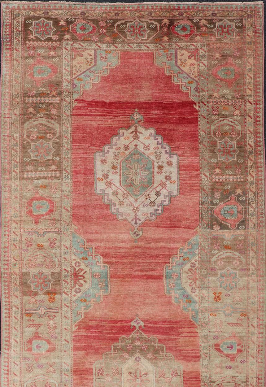 Gallery turque Oushak avec médaillons tribaux en corail, Greene & Greene en vente 1