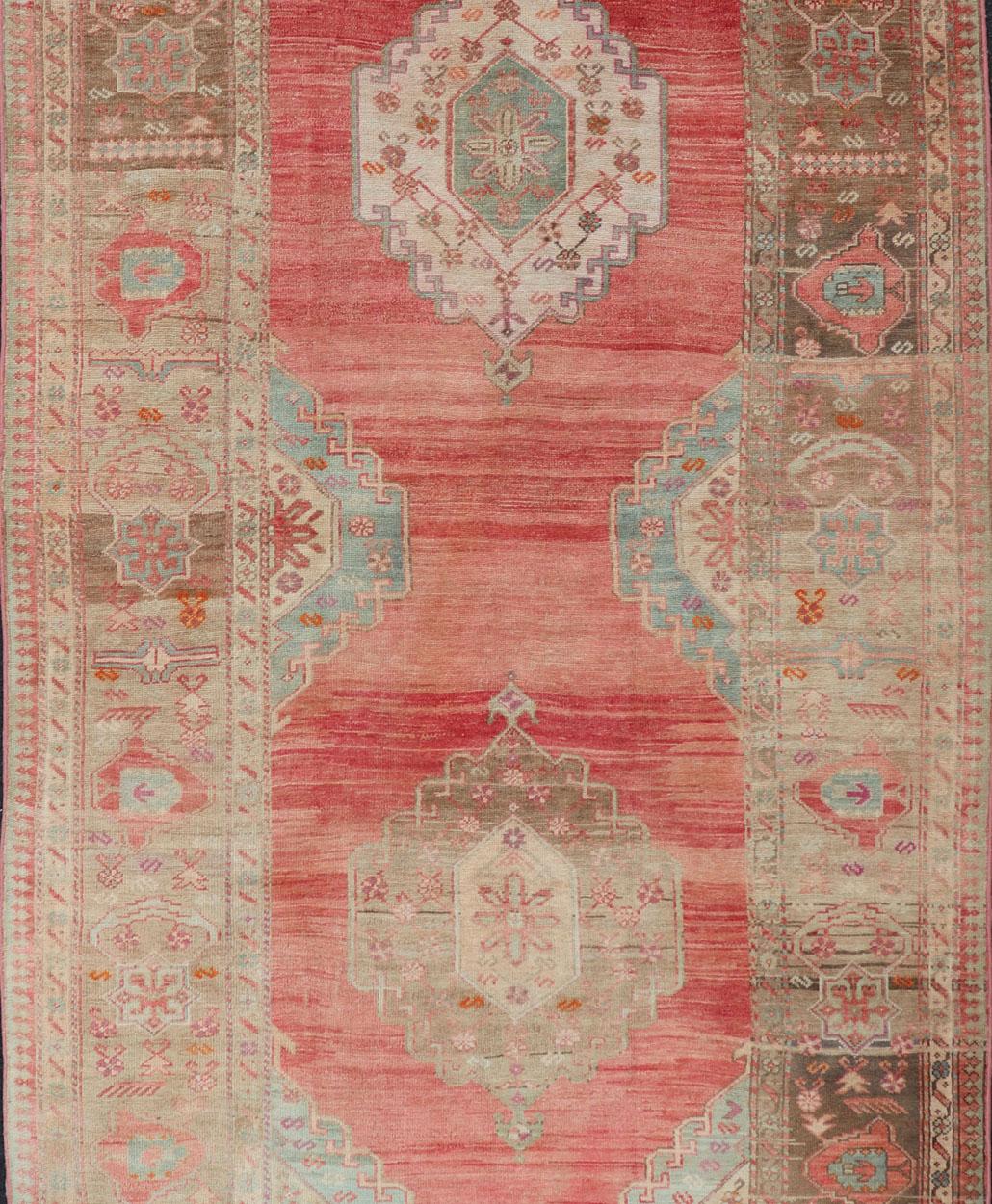 Gallery turque Oushak avec médaillons tribaux en corail, Greene & Greene en vente 2