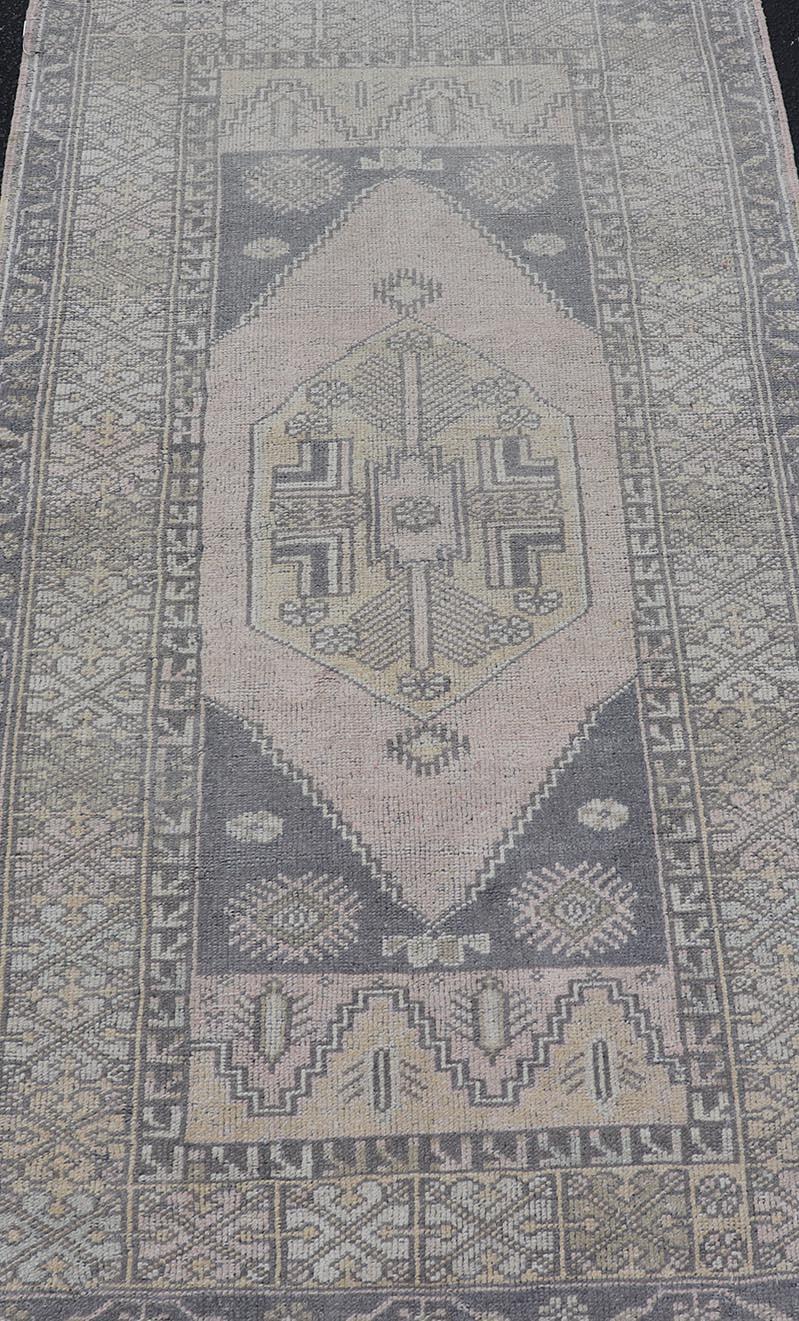Turkish Vintage Oushak Rug in Muted Taupe, Gray, Cream, and Blush. Keivan Woven Arts rug/EN-14126 country of origin / type: Turkey / 1940.
Measures: 3'4 x 5'11 
Vintage Medallion Turkish Oushak rug in muted taupe, light gray, blush, cream and