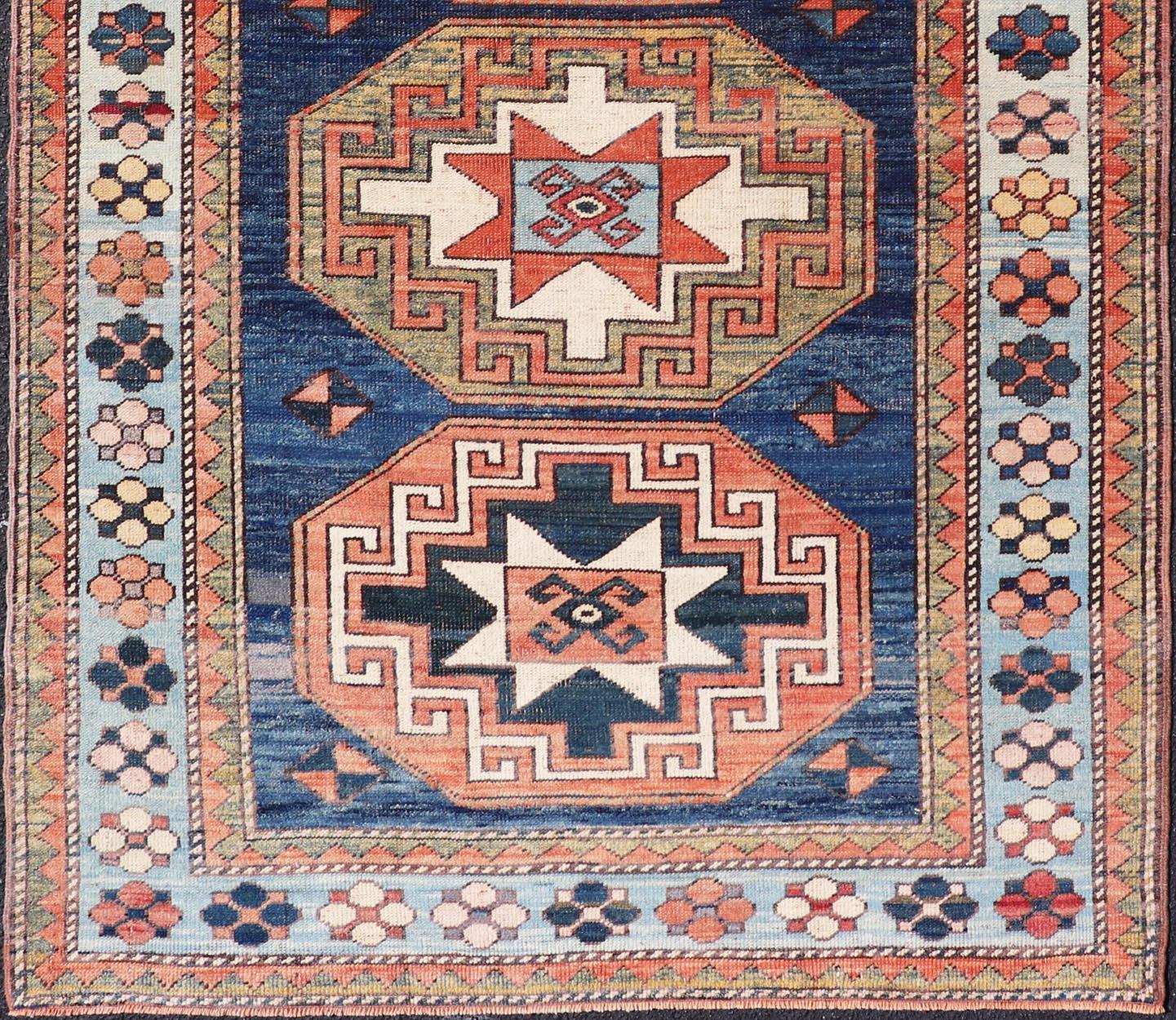Türkischer Oushak-Teppich im Vintage-Stil mit Medaillon in geometrischen Mustern, 4'6 x 6'10 im Angebot 4