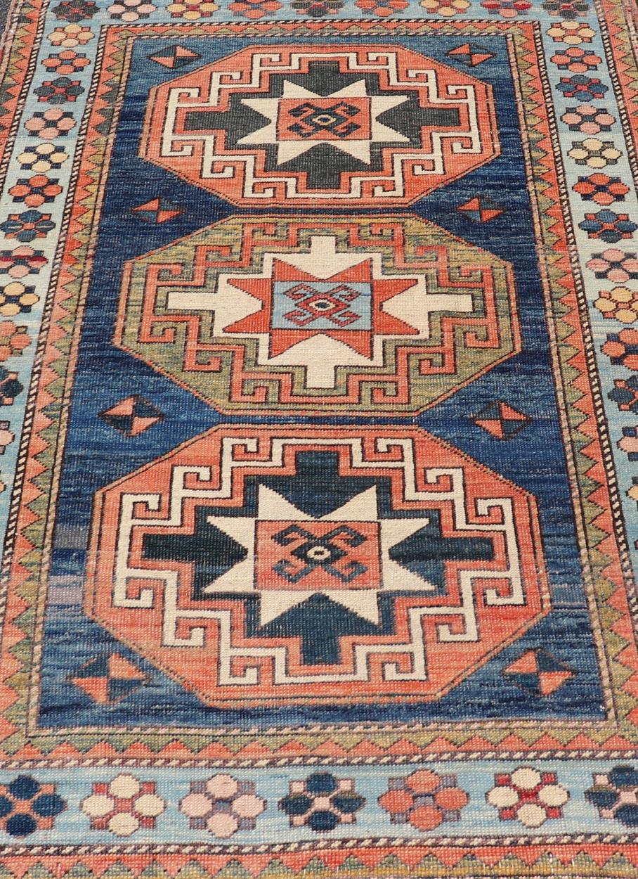 Maße: 4'6 x 6'10 
Türkischer Vintage Oushak Teppich Reich Mit Medaillon In Geometrischen Mustern 4'6 x 6'10. Keivan Woven Arts / Teppich / EN-15691 Herkunftsland / Art: Türkei / Oushak 

Der türkische Oushak-Teppich im Vintage-Stil zeichnet sich