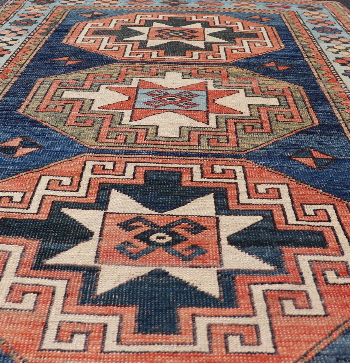 Türkischer Oushak-Teppich im Vintage-Stil mit Medaillon in geometrischen Mustern, 4'6 x 6'10 (Handgeknüpft) im Angebot