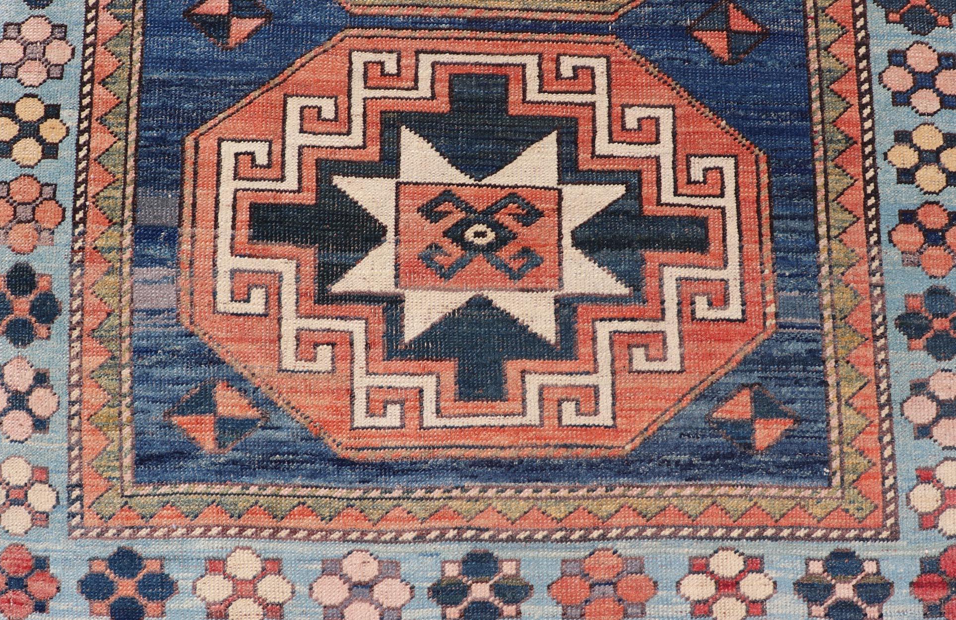 Türkischer Oushak-Teppich im Vintage-Stil mit Medaillon in geometrischen Mustern, 4'6 x 6'10 im Zustand „Hervorragend“ im Angebot in Atlanta, GA