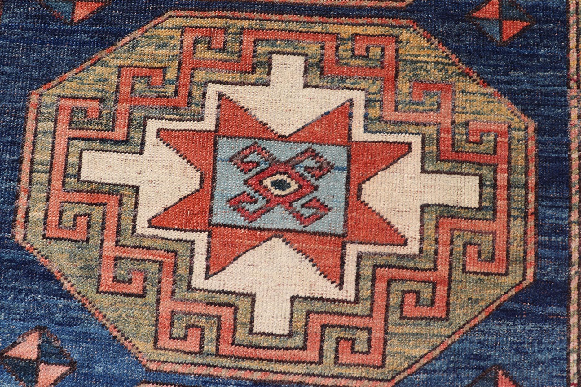 Türkischer Oushak-Teppich im Vintage-Stil mit Medaillon in geometrischen Mustern, 4'6 x 6'10 (20. Jahrhundert) im Angebot
