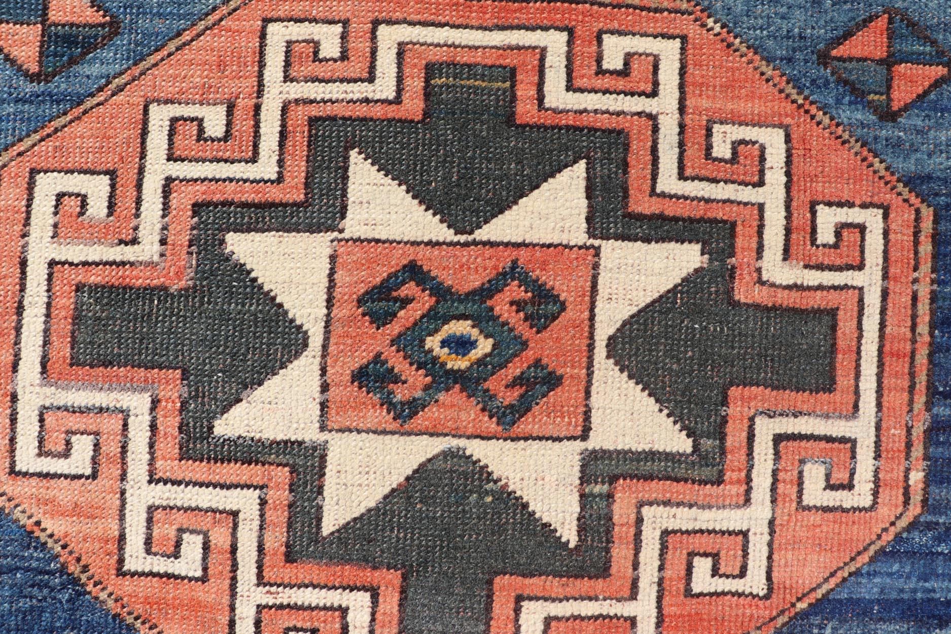 Türkischer Oushak-Teppich im Vintage-Stil mit Medaillon in geometrischen Mustern, 4'6 x 6'10 (Wolle) im Angebot